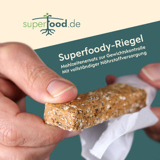 Hand mit offenem Superfoody-Riegel